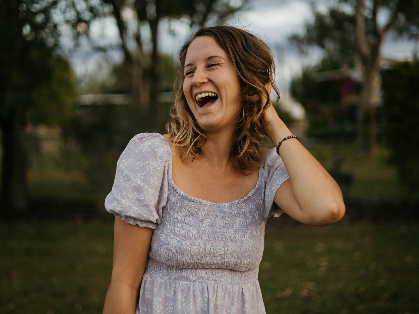 Julia Profilbild, lacht, im Garten